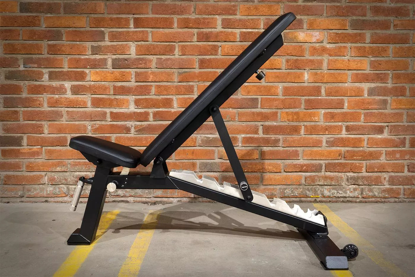 Säädettävä vinopenkki Sleek -Recoil