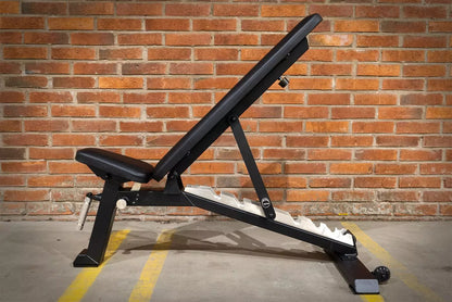 Säädettävä vinopenkki Sleek -Recoil